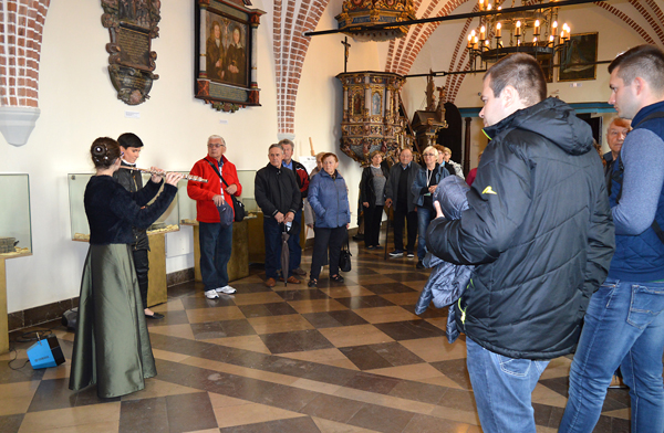 Zdjęcie z mini-koncertów podczas akcji 60 + Kultura w wykonaniu uczniów Państwowej Szkoły Muzycznej w Sławnie